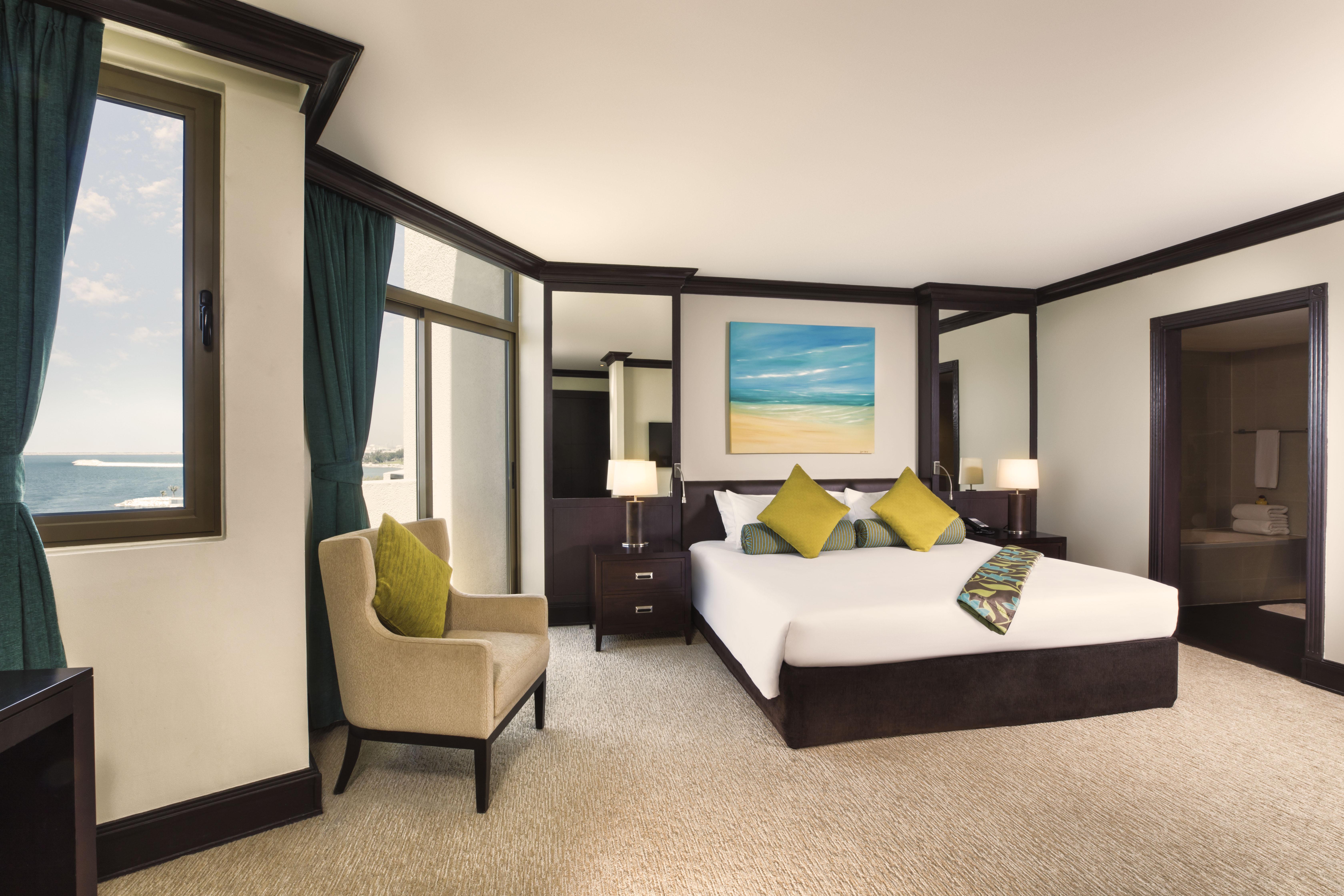 Ja Beach Hotel, Dubai Bagian luar foto A bedroom at the Atlantis Paradise Island