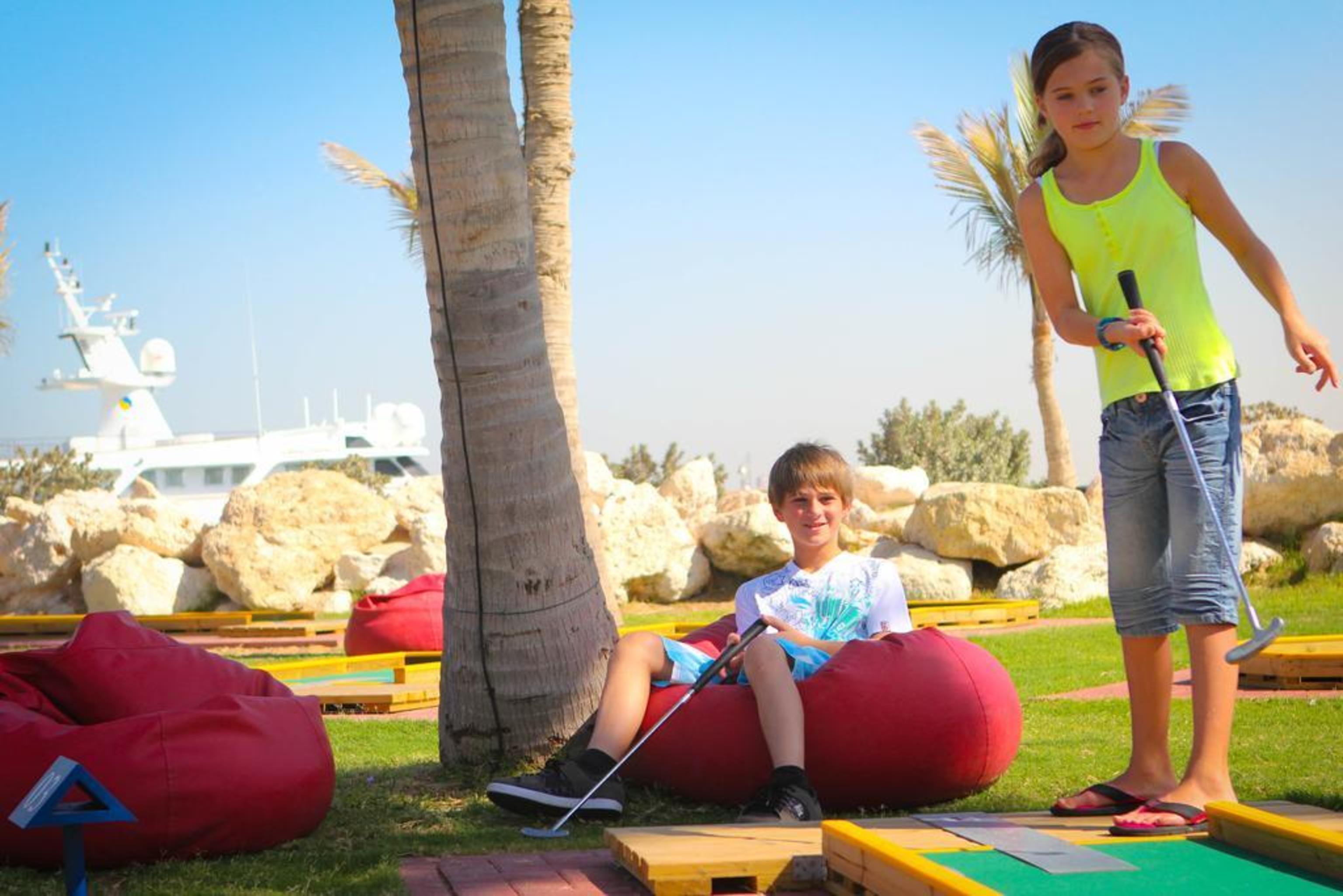 Ja Beach Hotel, Dubai Bagian luar foto Children playing mini golf