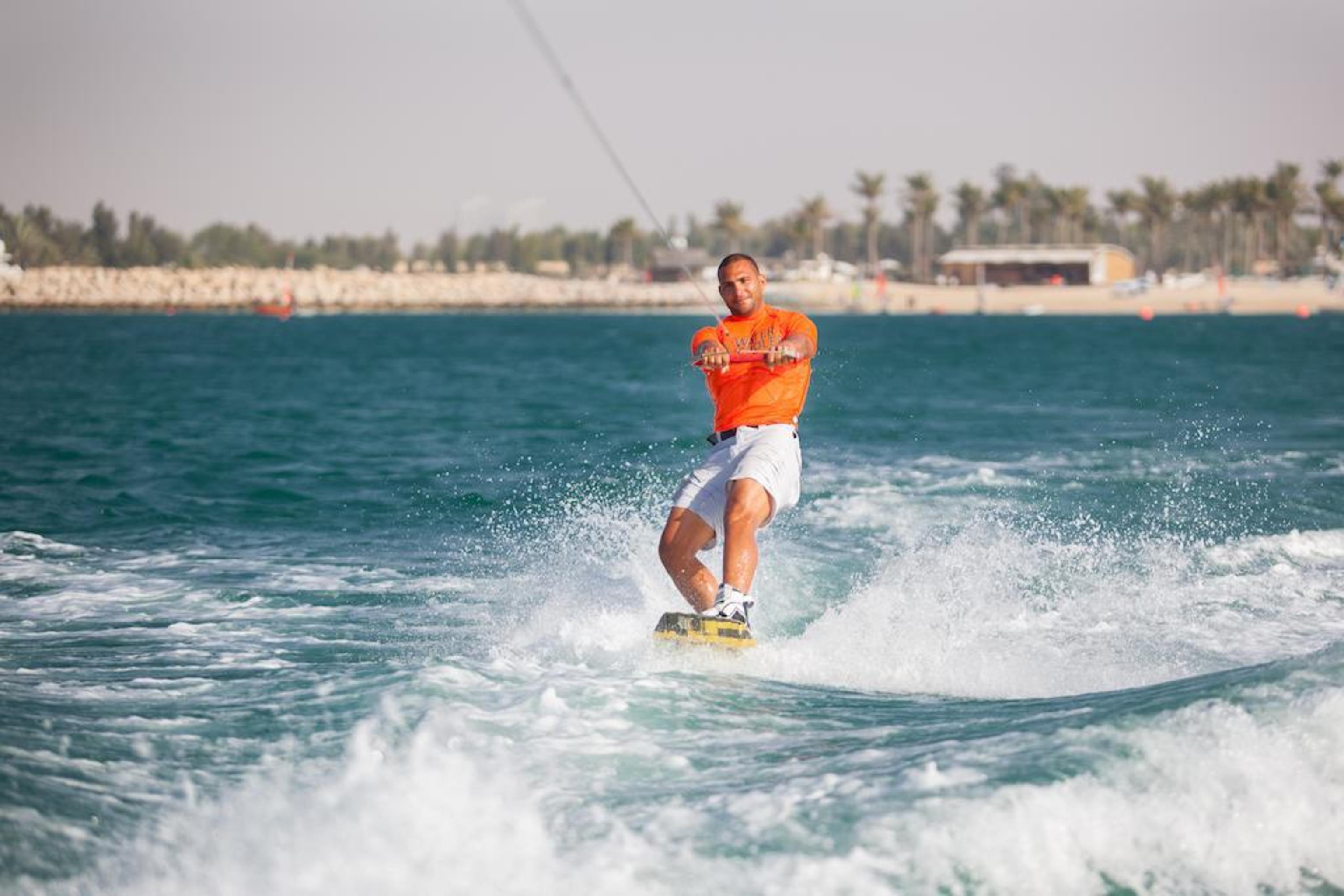 Ja Beach Hotel, Dubai Bagian luar foto A kiteboarder in Dubai