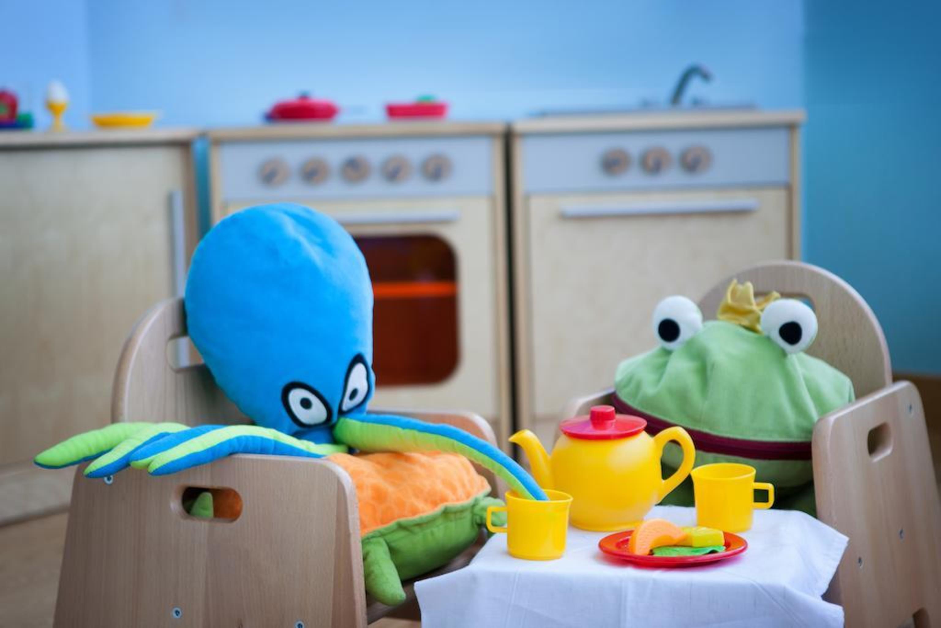 Ja Beach Hotel, Dubai Bagian luar foto The characters of the show, Odi and Oddi, in the kitchen.