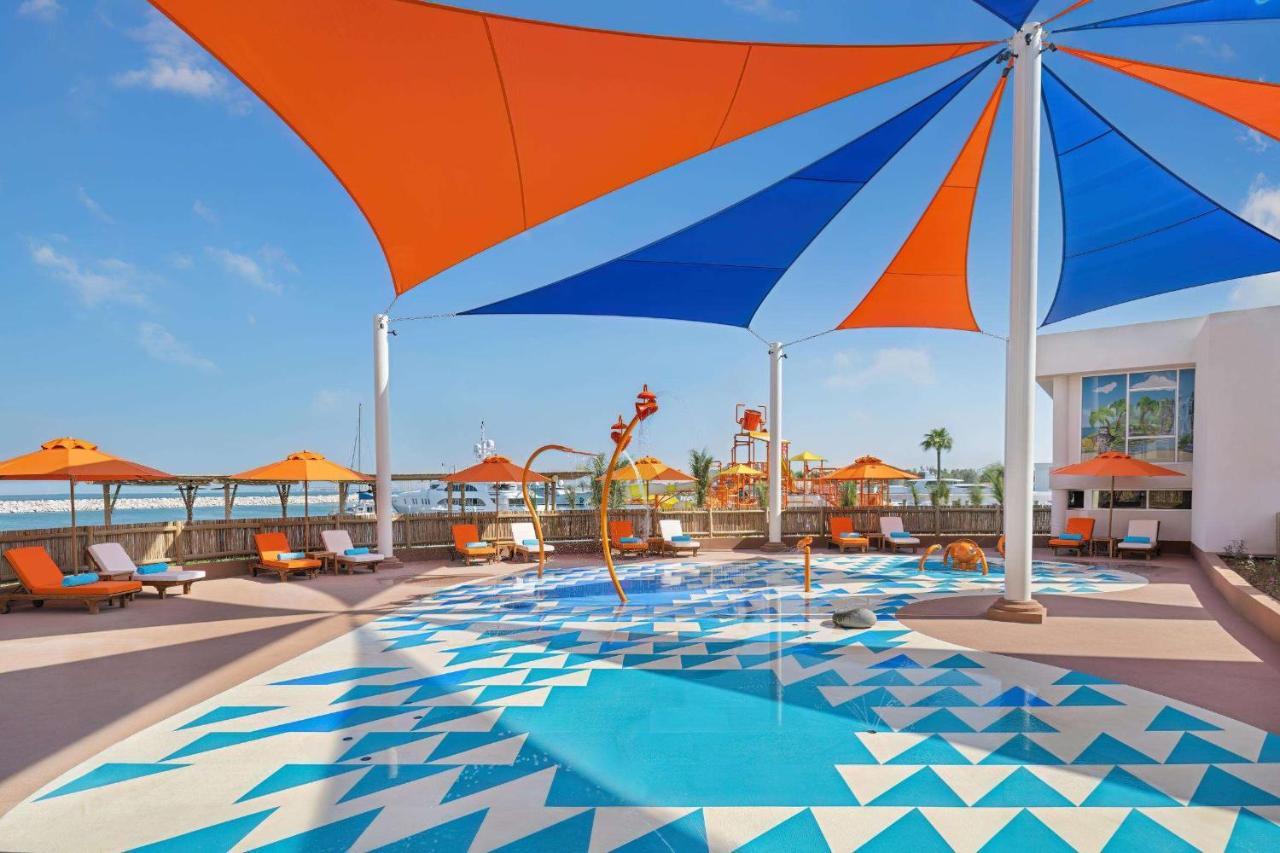 Ja Beach Hotel, Dubai Bagian luar foto The pool at the Hilton San Diego Bayfront