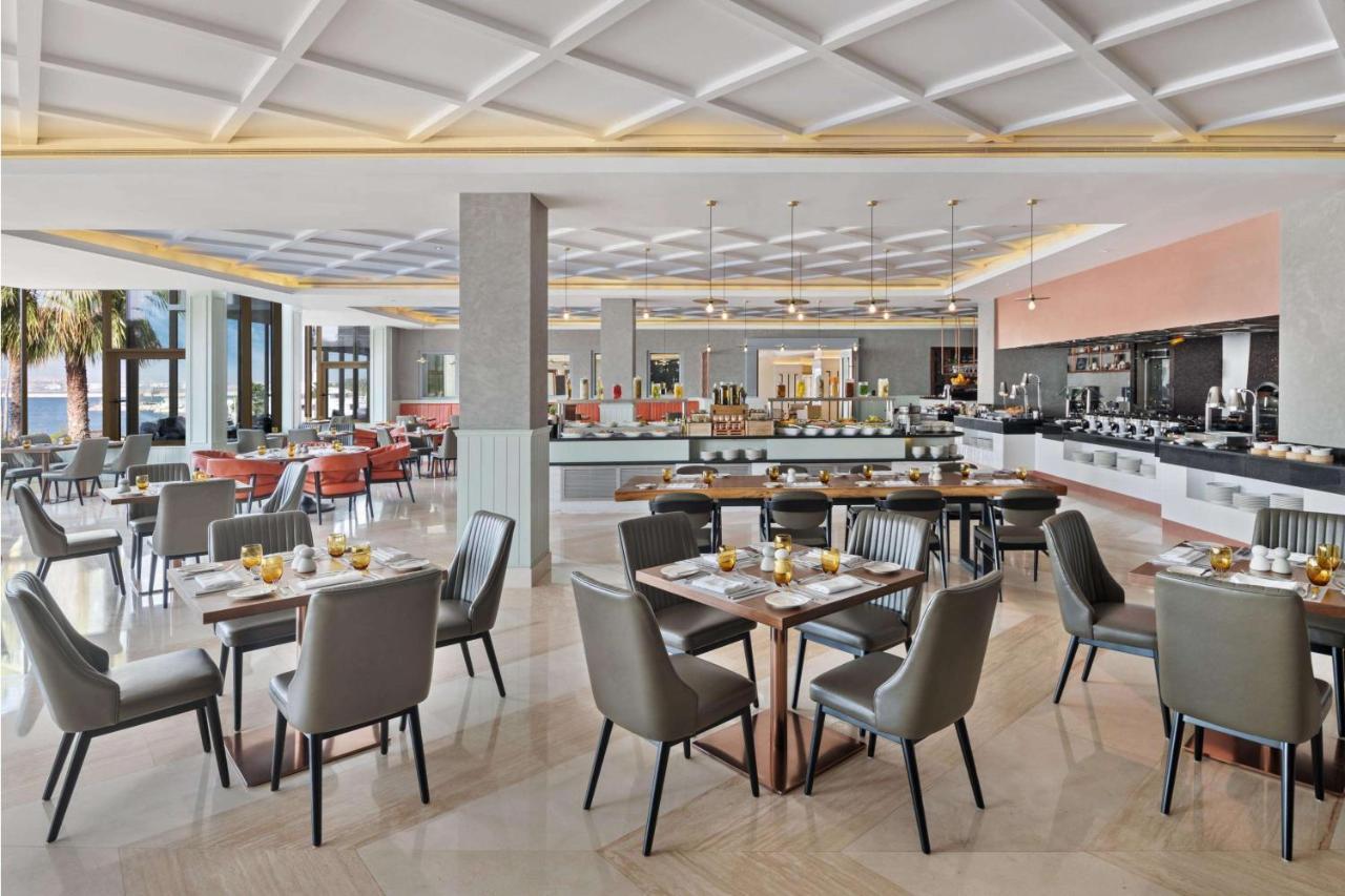 Ja Beach Hotel, Dubai Bagian luar foto The restaurant