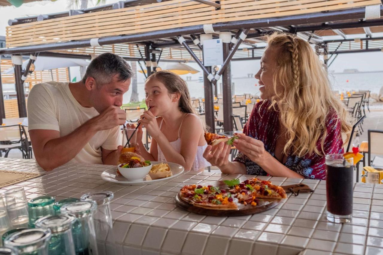 Ja Beach Hotel, Dubai Bagian luar foto Family dining at a restaurant