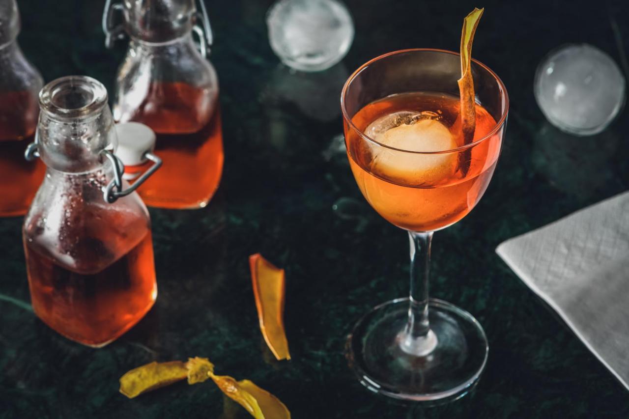 Ja Beach Hotel, Dubai Bagian luar foto A glass of Negroni