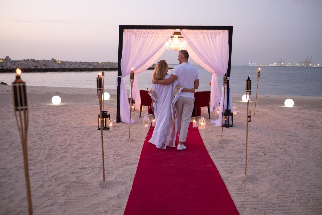 Ja Beach Hotel, Dubai Bagian luar foto A couple at the beach of Jumeirah Rotana