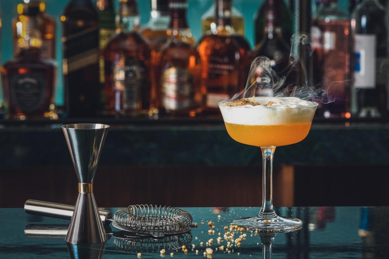 Ja Beach Hotel, Dubai Bagian luar foto A Clover Club cocktail