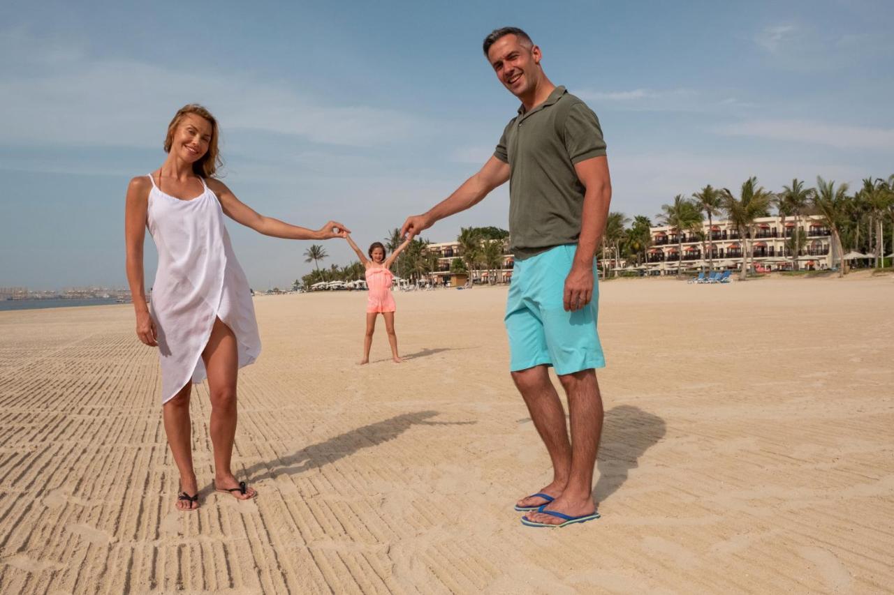 Ja Beach Hotel, Dubai Bagian luar foto Family on the beach