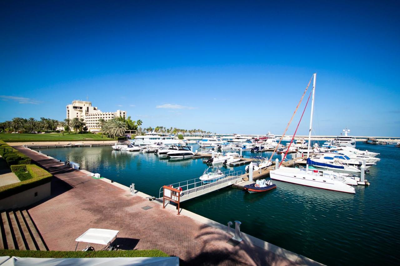 Ja Beach Hotel, Dubai Bagian luar foto The Royal Oman Police Yacht Club