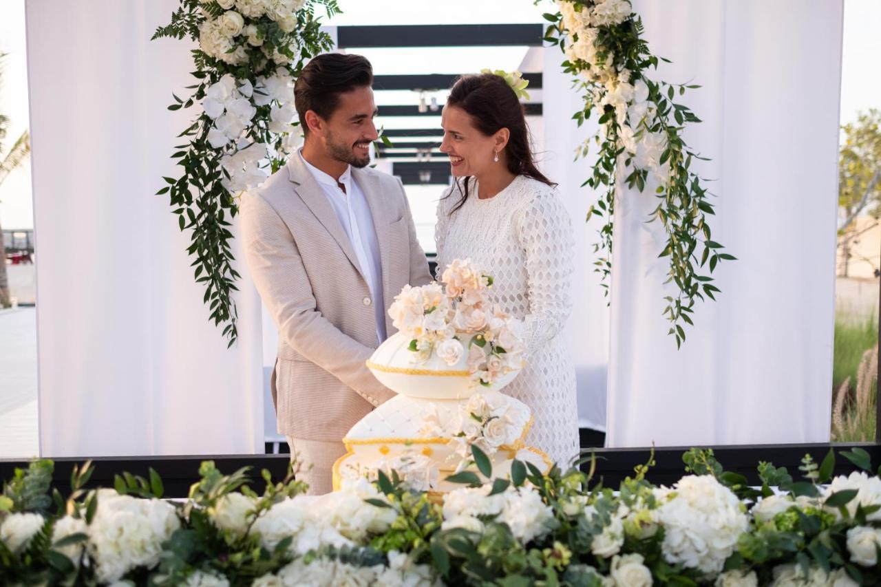 Ja Beach Hotel, Dubai Bagian luar foto A newlywed couple cutting their wedding cake