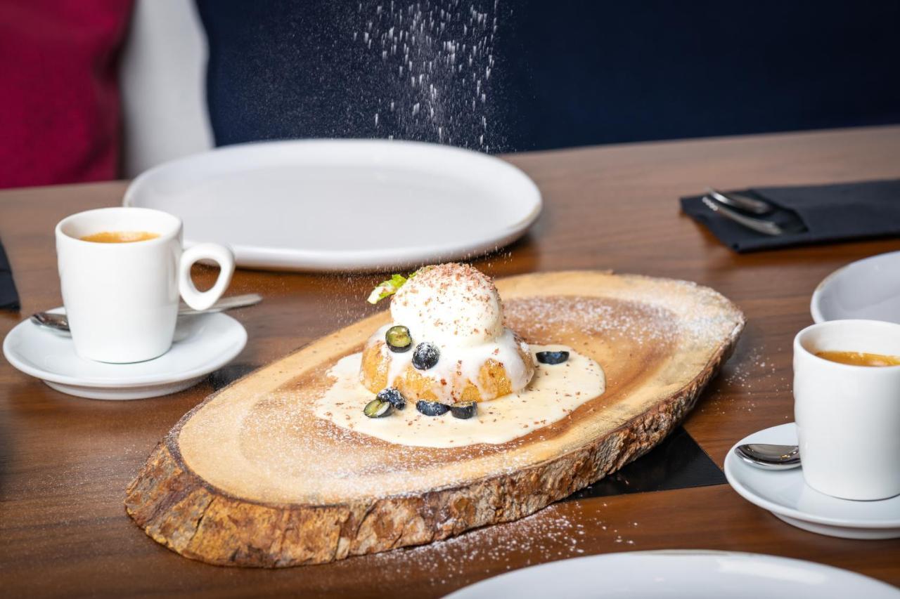 Ja Beach Hotel, Dubai Bagian luar foto A dessert at the restaurant