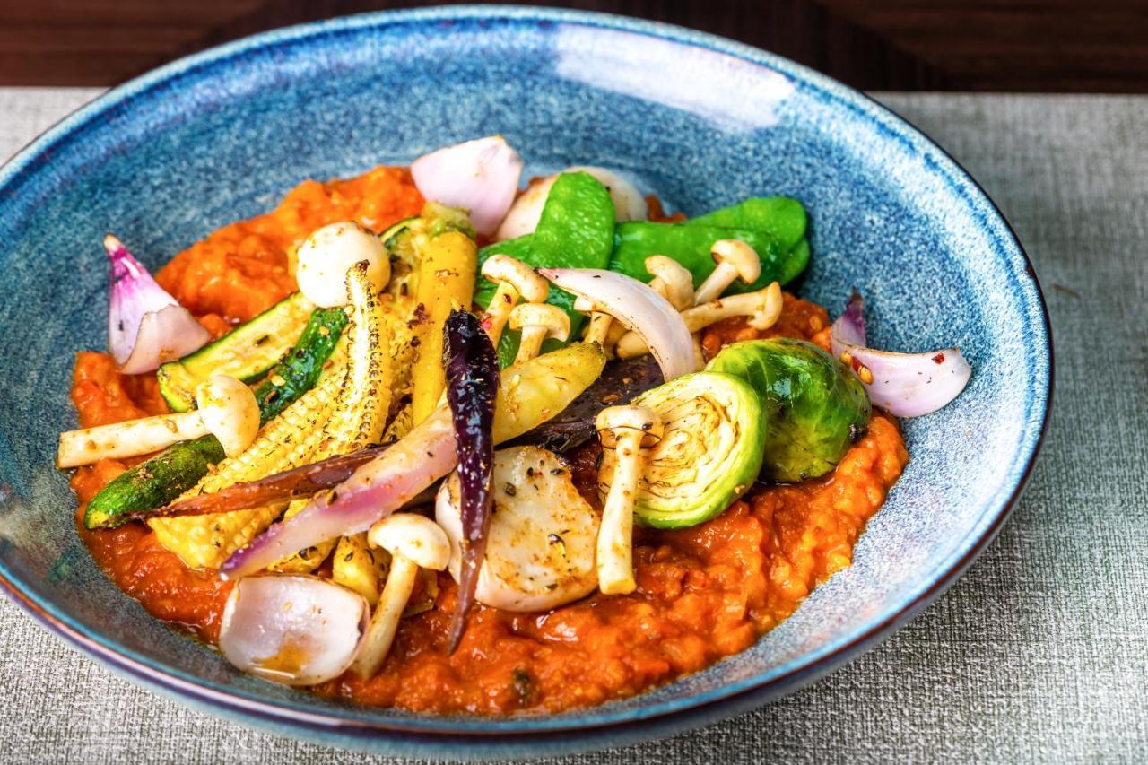 Ja Beach Hotel, Dubai Bagian luar foto A vegan meal