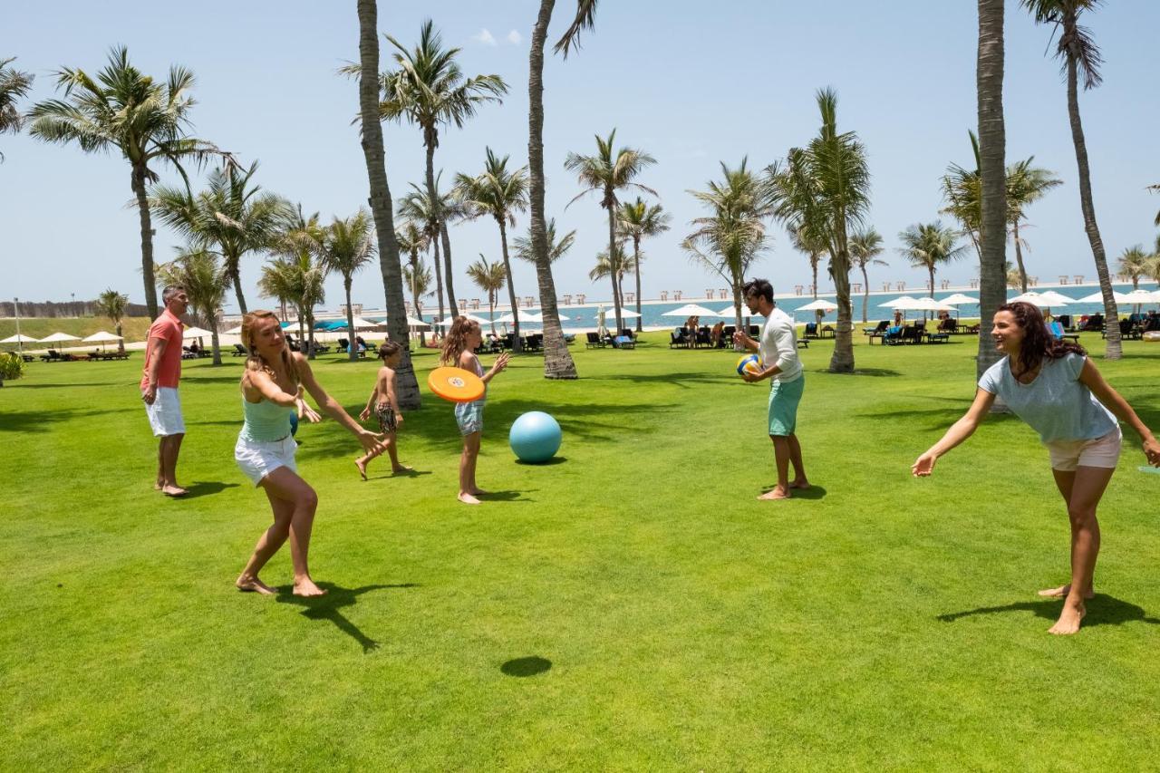 Ja Beach Hotel, Dubai Bagian luar foto A game of kickball