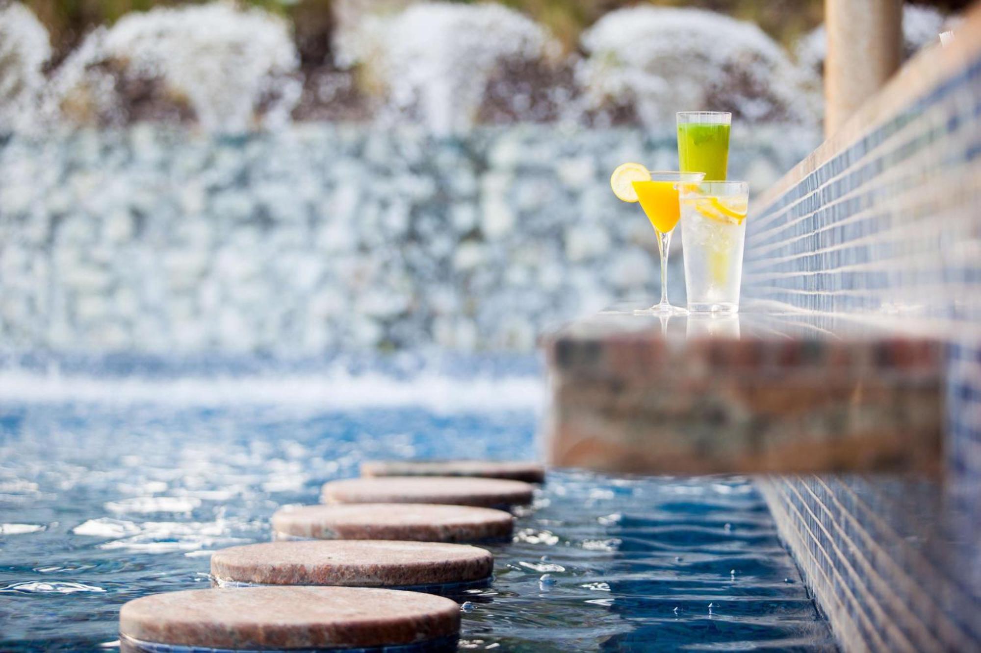 Ja Beach Hotel, Dubai Bagian luar foto The swimming pool at the hotel