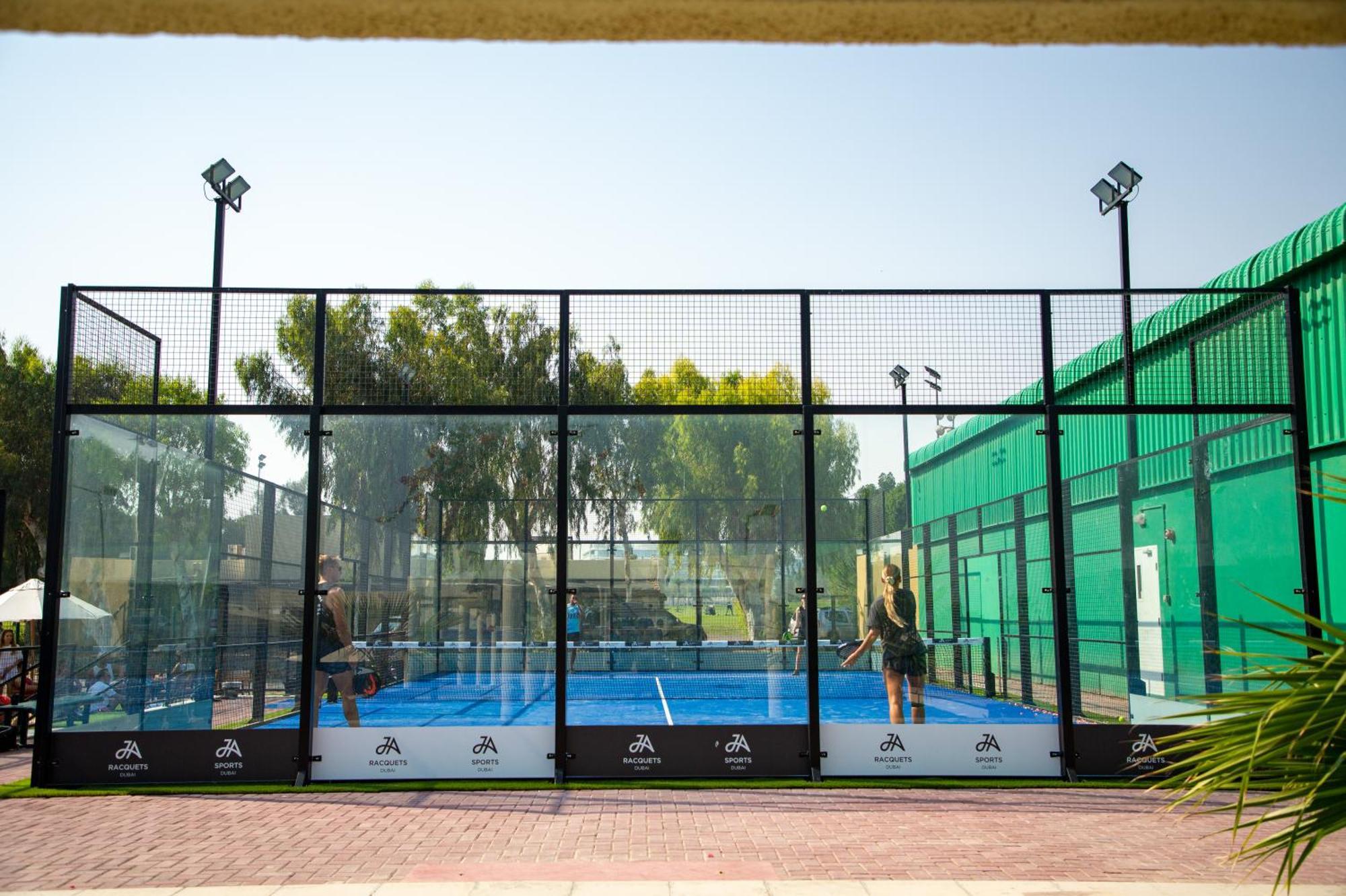 Ja Beach Hotel, Dubai Bagian luar foto A paddle tennis court