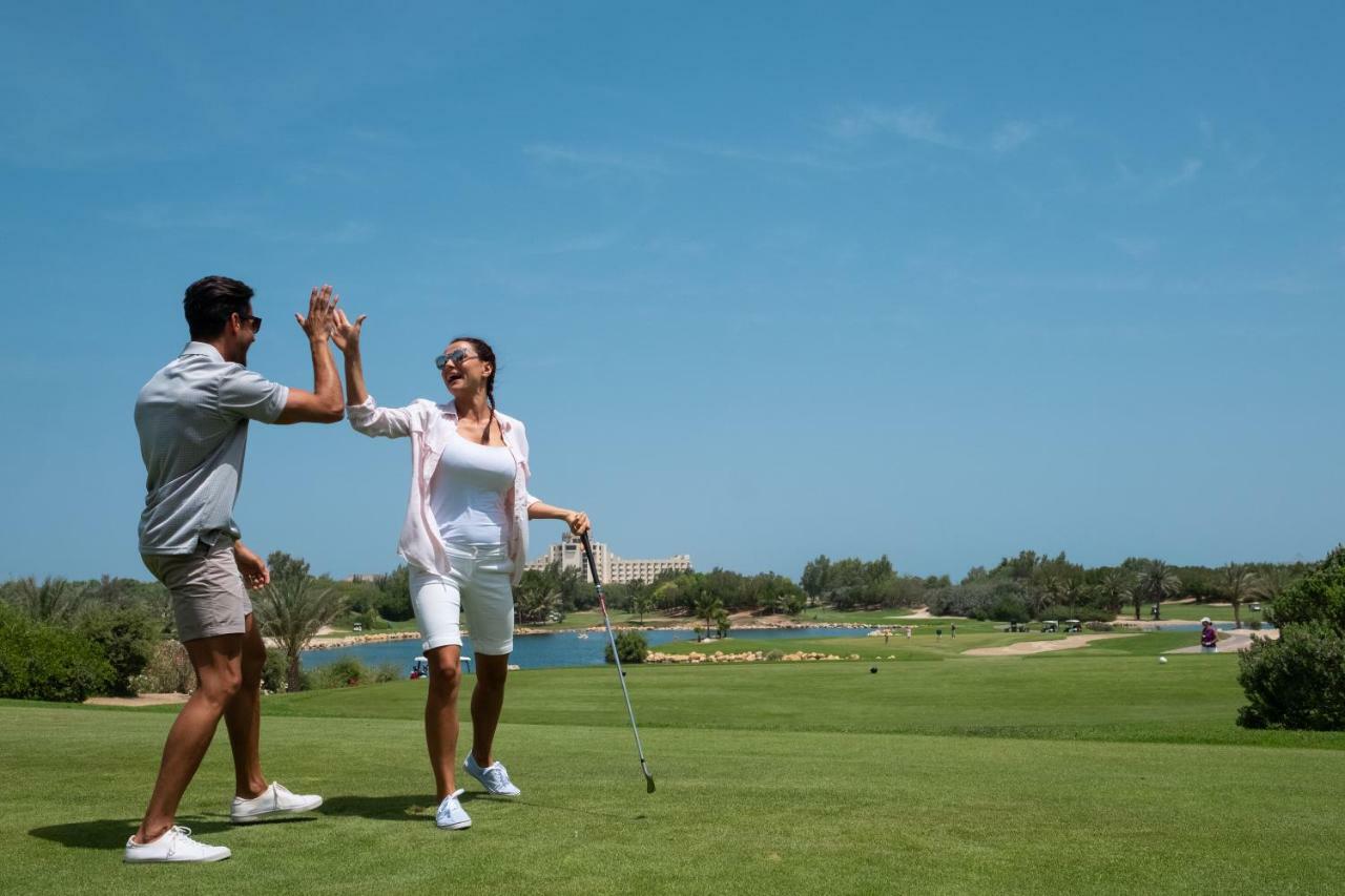 Ja Beach Hotel, Dubai Bagian luar foto Golf course at the resort