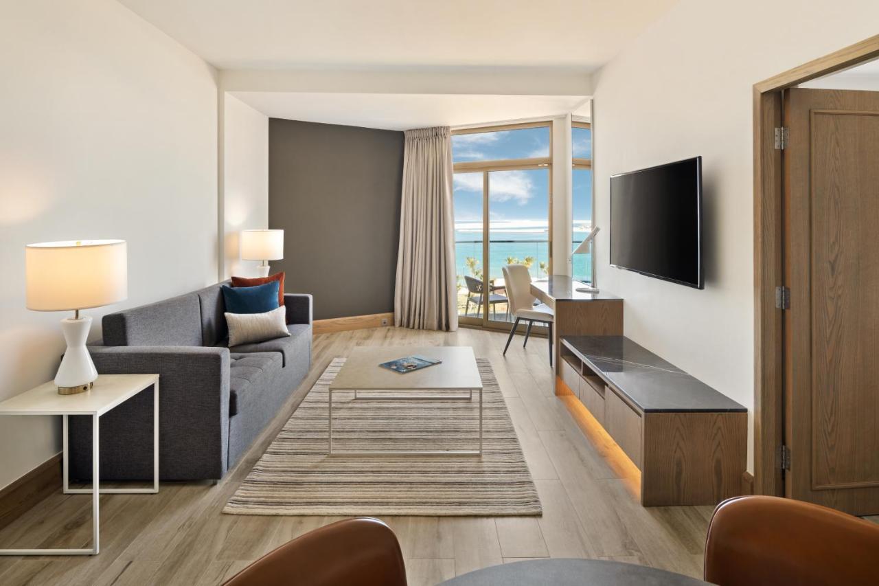 Ja Beach Hotel, Dubai Bagian luar foto A living room at the Hilton San Diego Bayfront