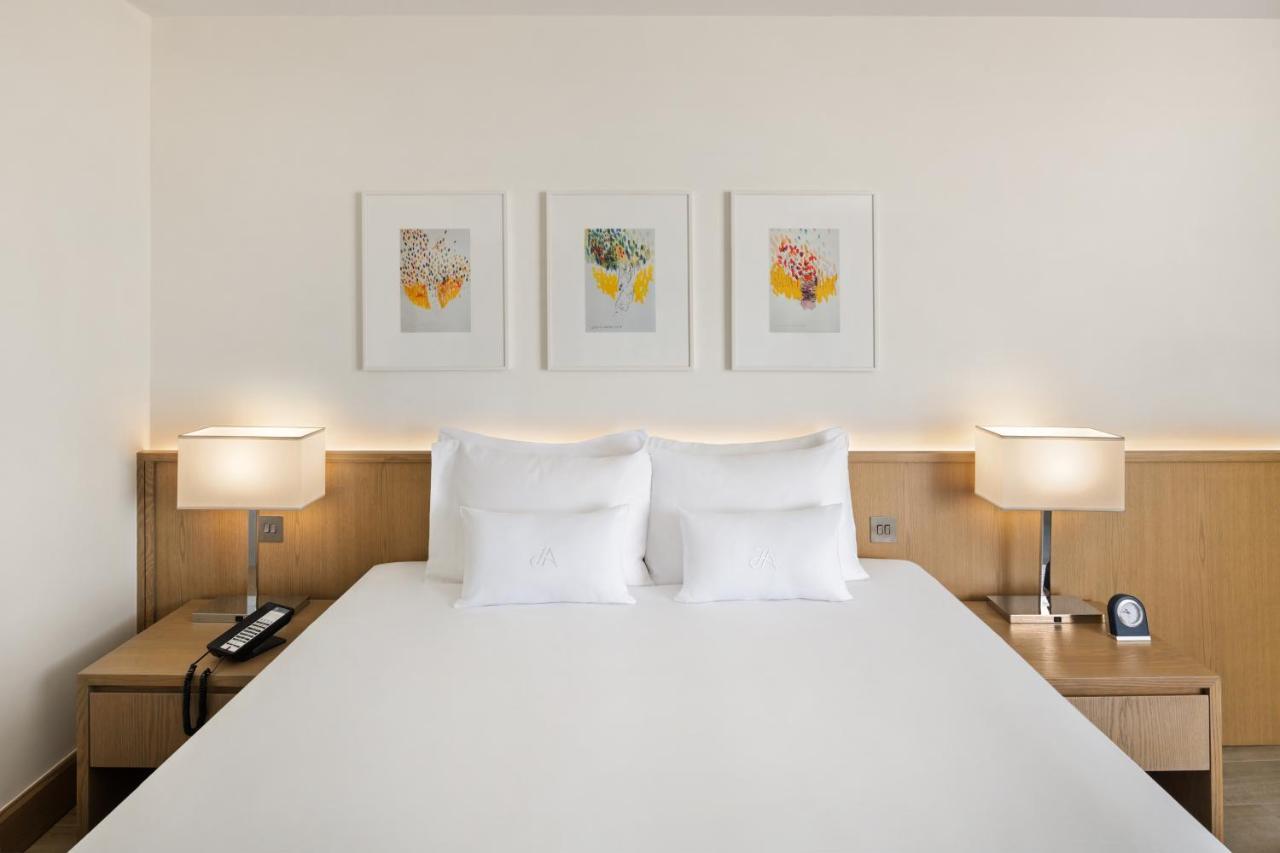 Ja Beach Hotel, Dubai Ruang foto A bedroom at the hotel